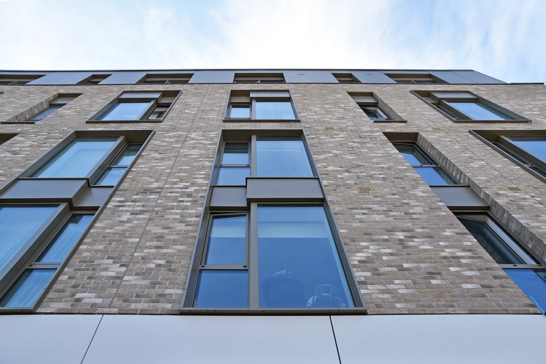 Thrayle House — detal ceglanej elewacji i okien